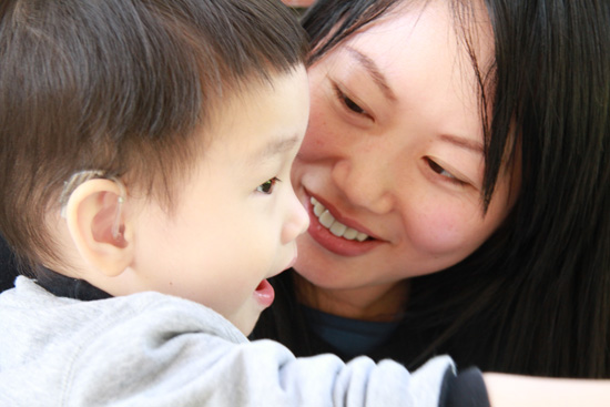 CloseUp_Mom_and_Child_pointing